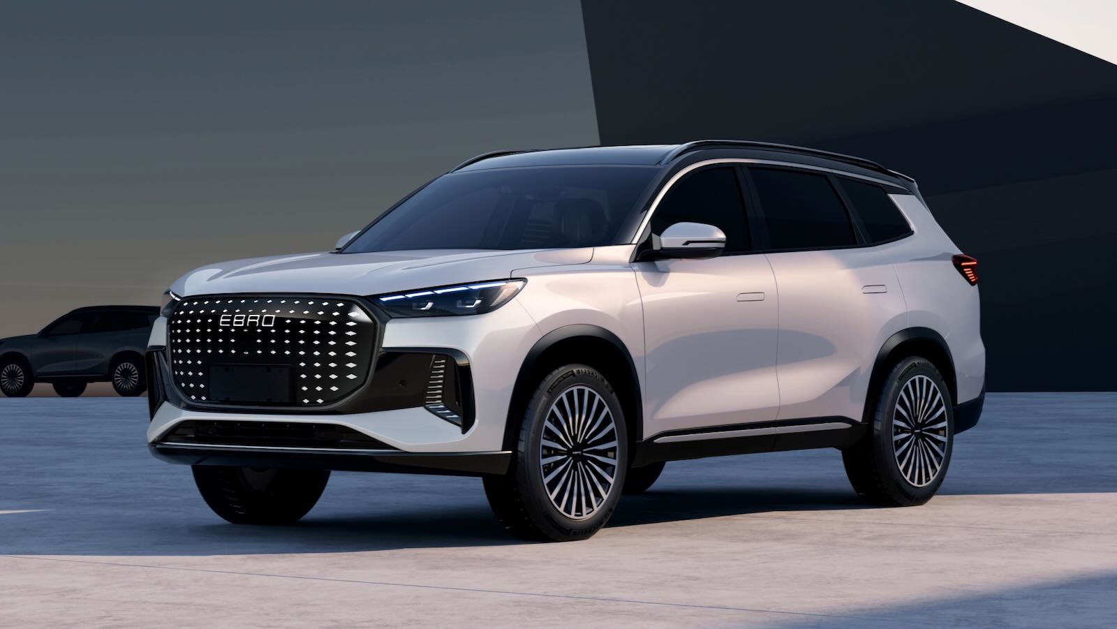 El S800 es un SUV de 4,72 metros de longitud en el que pueden viajar hasta siete personas distribuidas en tres filas de asientos.